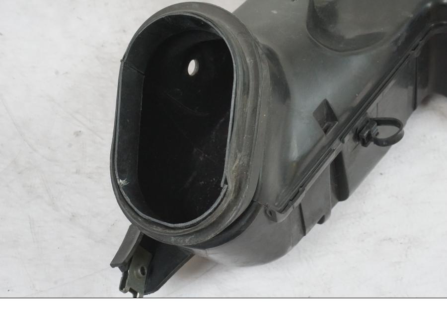 Vänster sida på Luftrör från en Suzuki GSX-R 750 -2007 motorcykel.