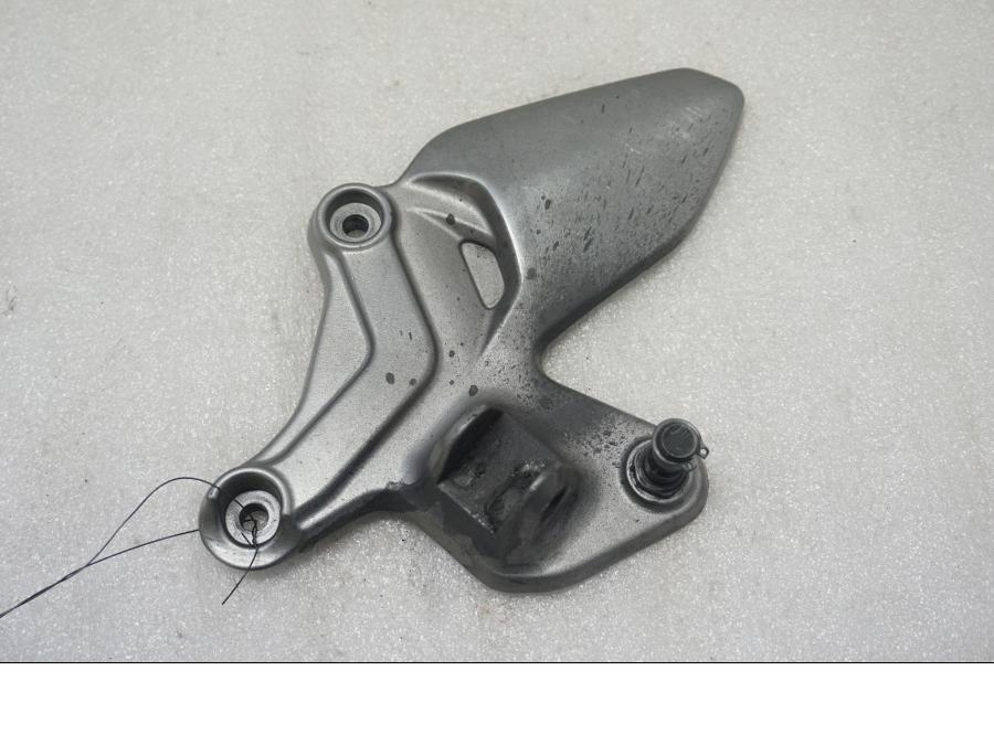 Framsidan på Fotpinnefäste från en Suzuki SV 650 -2016 motorcykel.