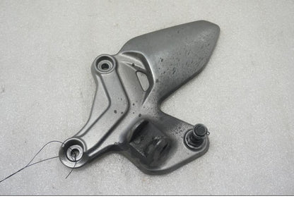 Framsidan på Fotpinnefäste från en Suzuki SV 650 -2016 motorcykel.