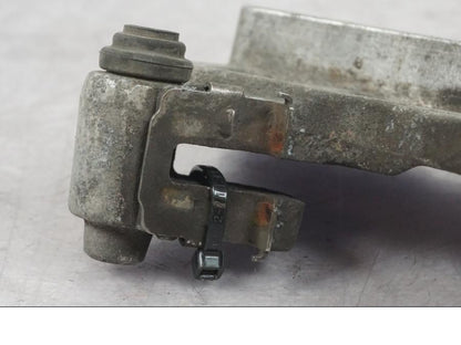 Vänster sida på Bromsoksfäste från en Suzuki GSF 1250 -2010 motorcykel.