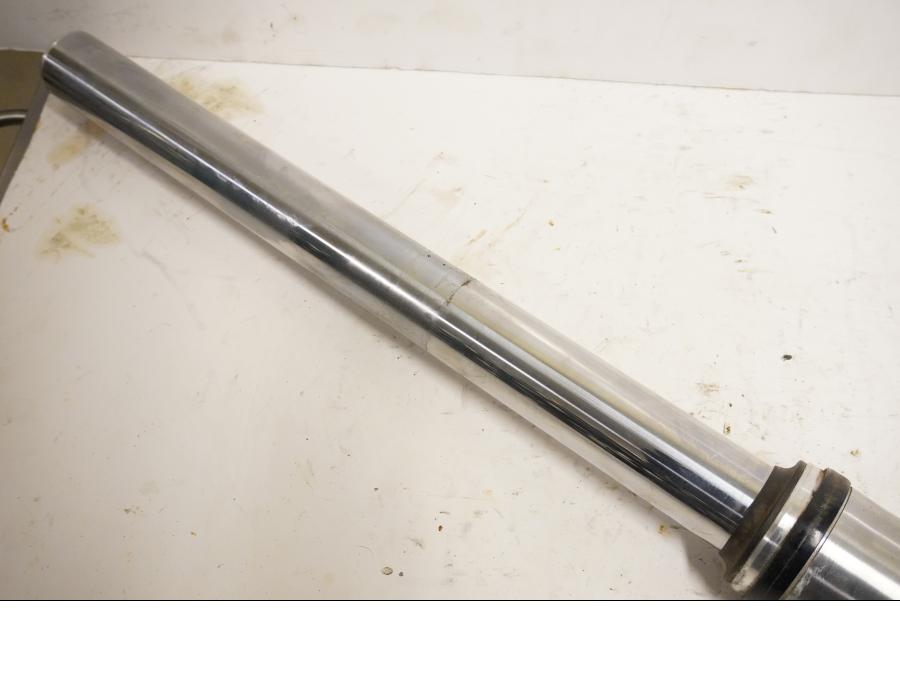 Höger sida på Gaffelben från en Honda VT 1100 C -2000 motorcykel.