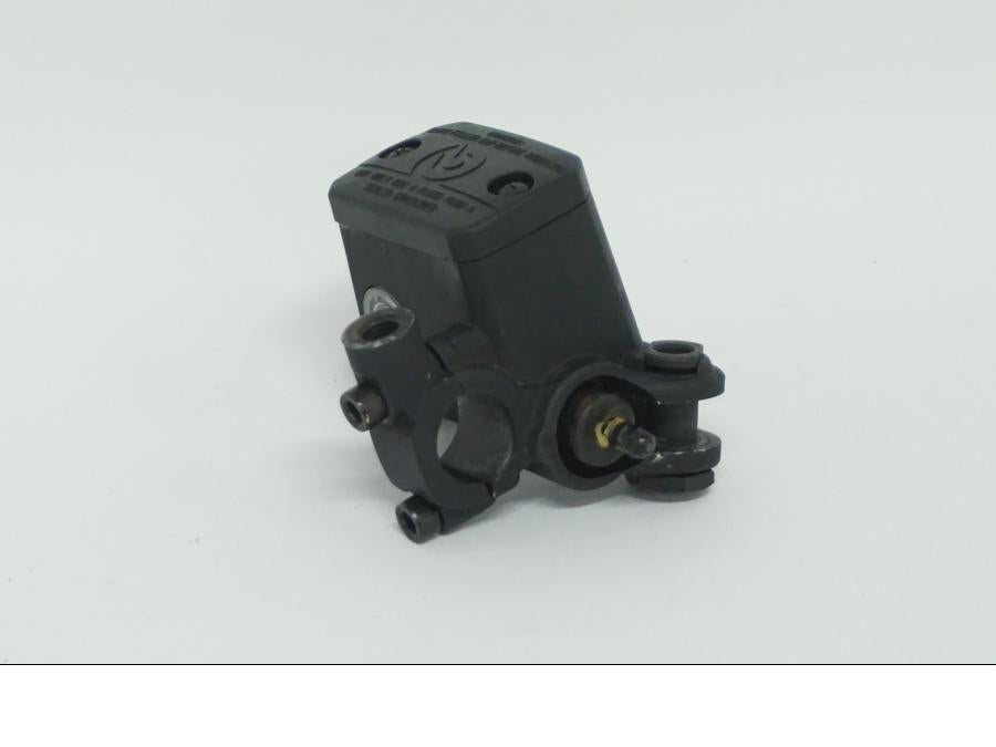 Baksidan på Bromshuvudcylinder från en Ducati Desert X -2022 motorcykel.