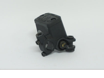 Baksidan på Bromshuvudcylinder från en Ducati Desert X -2022 motorcykel.