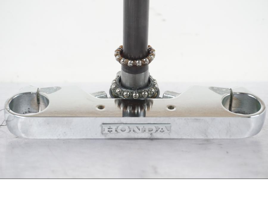 Baksidan på Gaffelkrona från en Honda VT 600 C -1998 motorcykel.