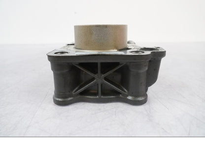 Baksidan på Cylinder från en KTM 125 Duke -2017 motorcykel.