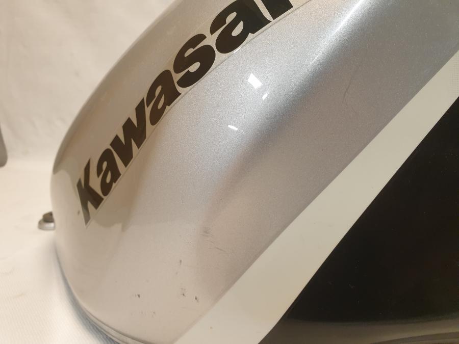 Extrabild1 på Bensintank från en Kawasaki ZX-6R -2002 motorcykel.