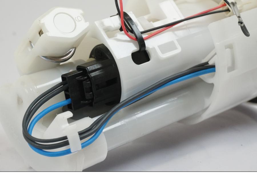 Baksidan på Bensinpump insprut från en Triumph Trident -2021 motorcykel.