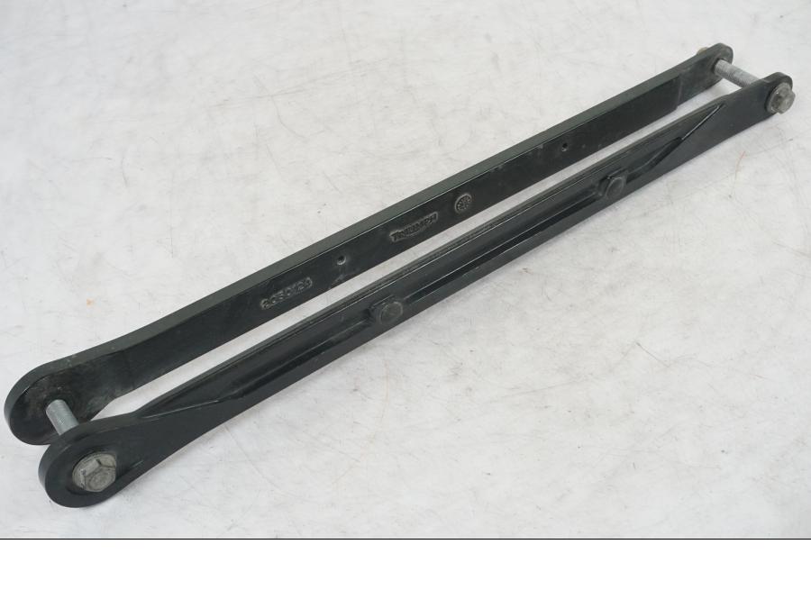 Framsidan på Svinglänkage från en Triumph Tiger Explorer -2013 motorcykel.