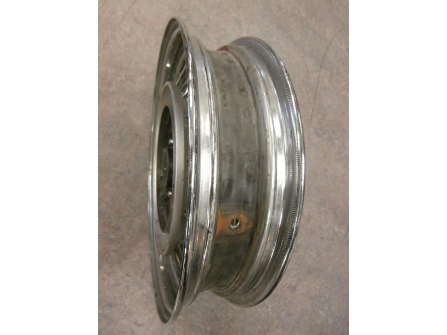 Höger sida på Fälg från en Honda VT 750 -2004 motorcykel.