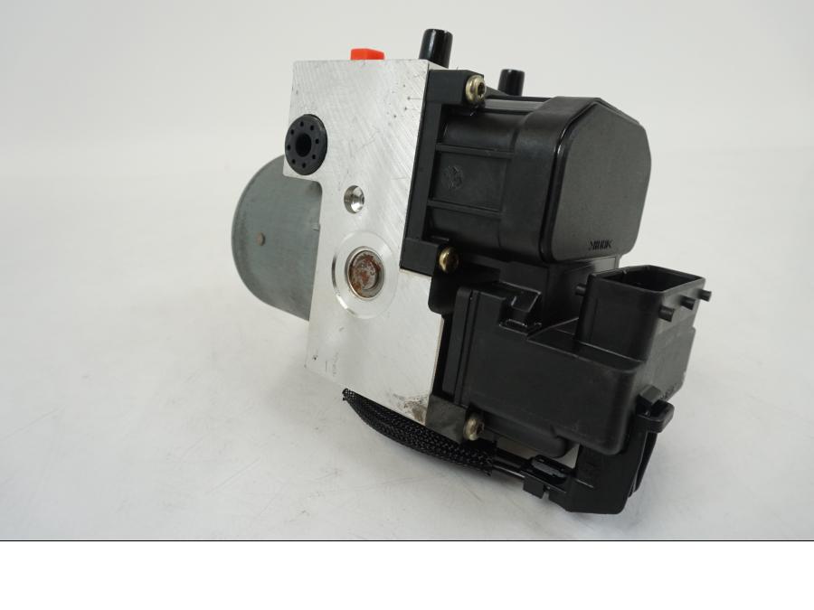 Vänster sida på ABS Modulator från en BMW F 650 CS -2002 motorcykel.