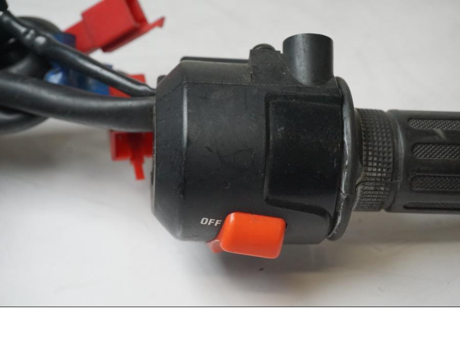 Snett uppifrån på Styrelreglage från en Honda CBR 600 -1995 motorcykel.