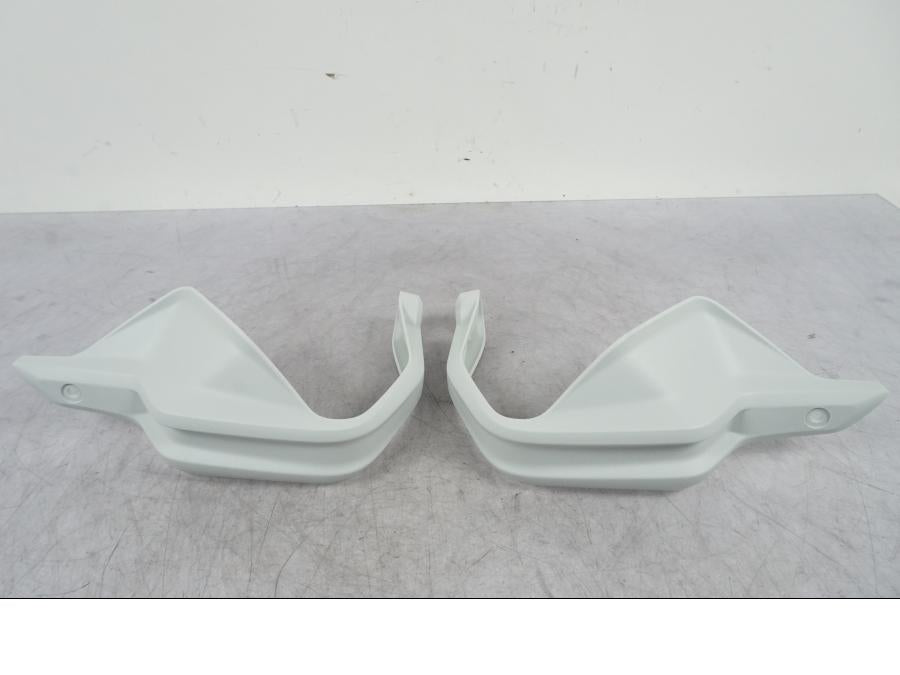 Framsidan på Handskydd från en BMW R 1250 GSA -2022 motorcykel.