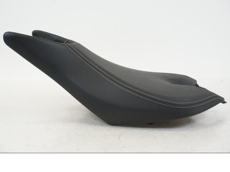 Snett nerifrån på Sadel från en Triumph Speed Triple -2021 motorcykel.