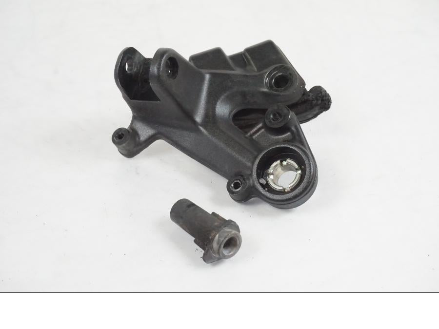 Framsidan på Fotpinnefäste från en KTM 390 Adventure -2021 motorcykel.