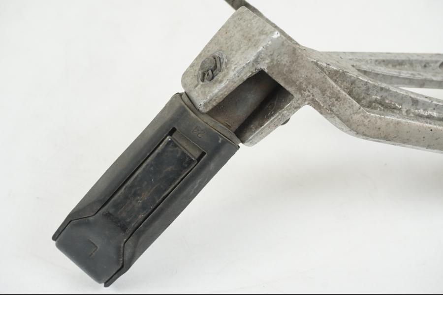 Extrabild1 på Fotpinnefäste från en Honda CBR 125 R -2006 motorcykel.