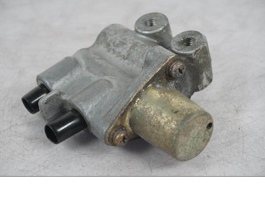 Baksidan på Bromsfördelare från en Honda CBR 1100 XX -1999 motorcykel.