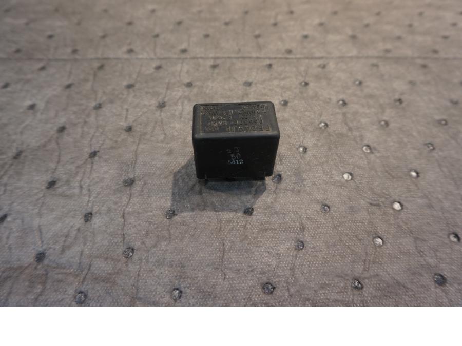 Framsidan på Blinkersrelä från en Suzuki VZ 800 -1999 motorcykel.