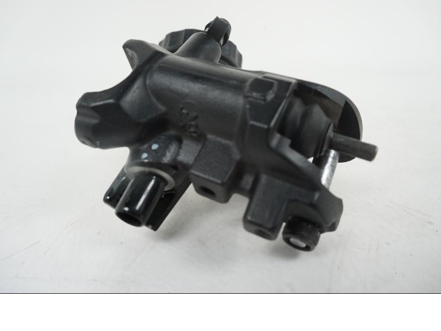 Snett nerifrån på Bromshuvudcylinder från en Triumph Speed Triple -2009 motorcykel.