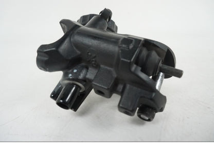 Snett nerifrån på Bromshuvudcylinder från en Triumph Speed Triple -2009 motorcykel.