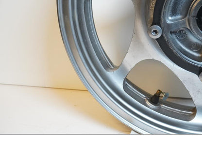 Snett uppifrån på Fälg från en Kawasaki VN 2000 -2006 motorcykel.