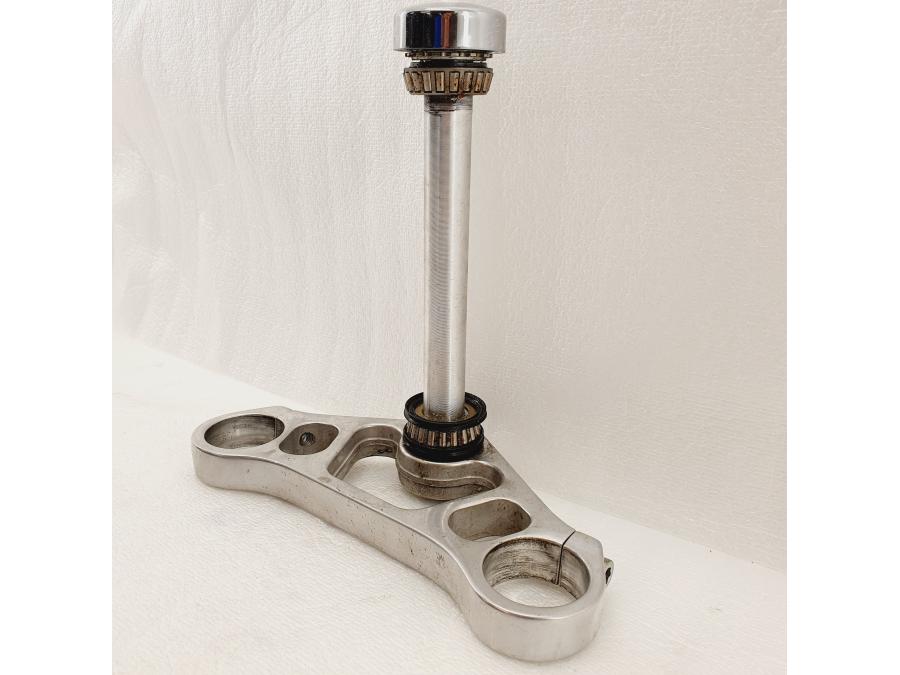 Baksidan på Gaffelkrona från en H-D V-Rod 1130 -2005 motorcykel.