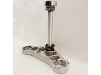 Baksidan på Gaffelkrona från en H-D V-Rod 1130 -2005 motorcykel.