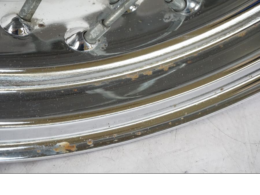 Baksidan på Fälg från en Suzuki VL 800 -2002 motorcykel.