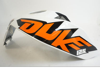 Snett uppifrån på Tankkåpa från en KTM 125 Duke -2014 motorcykel.