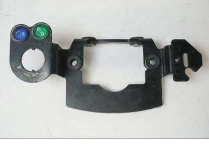 Snett nerifrån på <p>Instrumentpanelsfäste från Husaberg FS 650 E 2004.</p>

<p>Lacksläpp finns se bilder.</p> motorcykel.