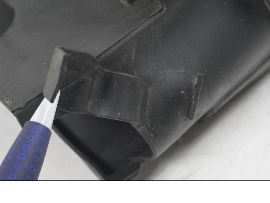 Snett nerifrån på Batterihållare från en Ducati Hyperstrada -2013 motorcykel.