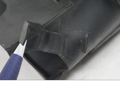 Snett nerifrån på Batterihållare från en Ducati Hyperstrada -2013 motorcykel.