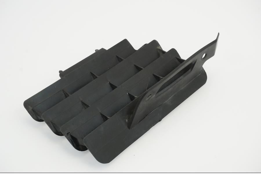 Snett nerifrån på Vattenkylgaller från en Yamaha WR 125 -2010 motorcykel.