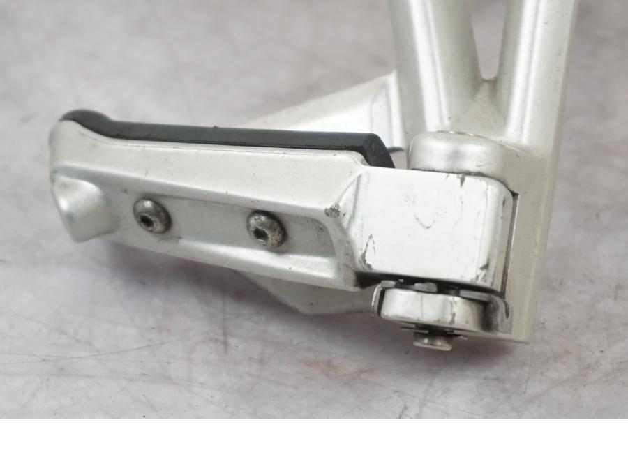 Snett uppifrån på Fotpinnefäste från en Triumph Tiger -2009 motorcykel.