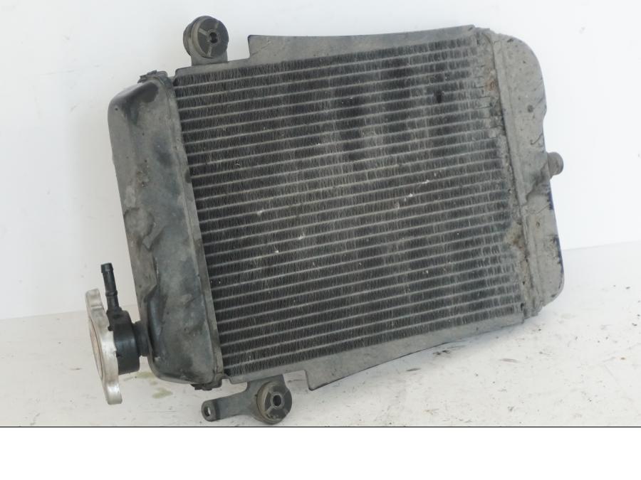 Snett nerifrån på Vattenkyl från en Honda SH 300 A -2011 scooter.