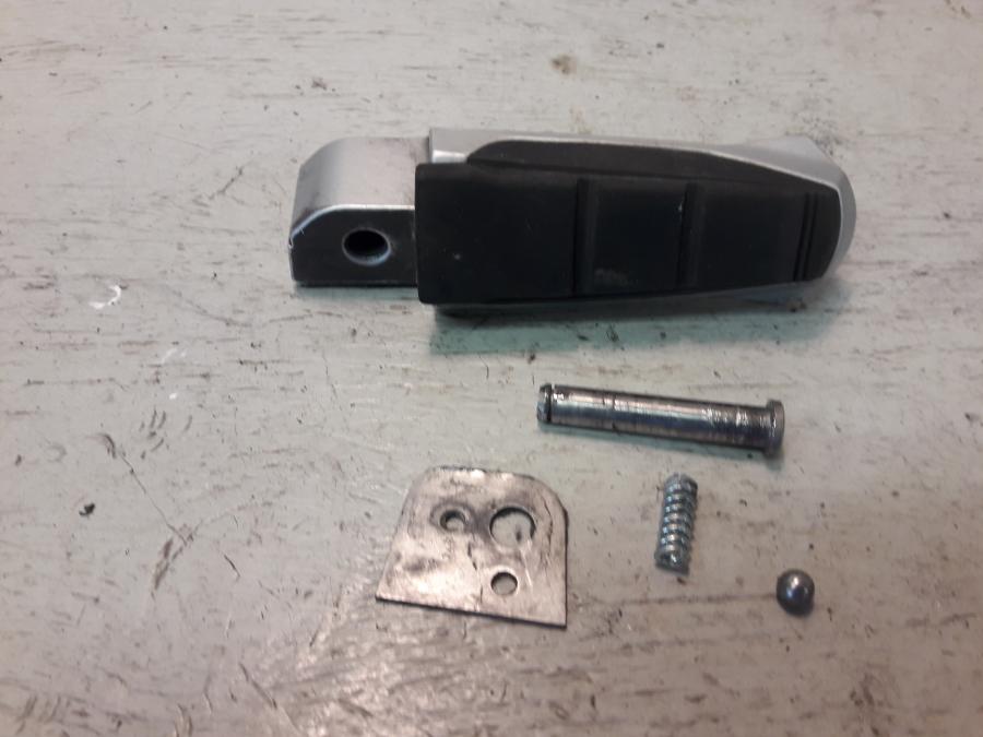 Framsidan på Fotpinne från en BMW R 1150 R -2004 motorcykel.