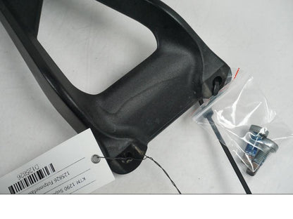 Vänster sida på Fotpinnefäste från en KTM 1290 Super Duke GT -2017 motorcykel.