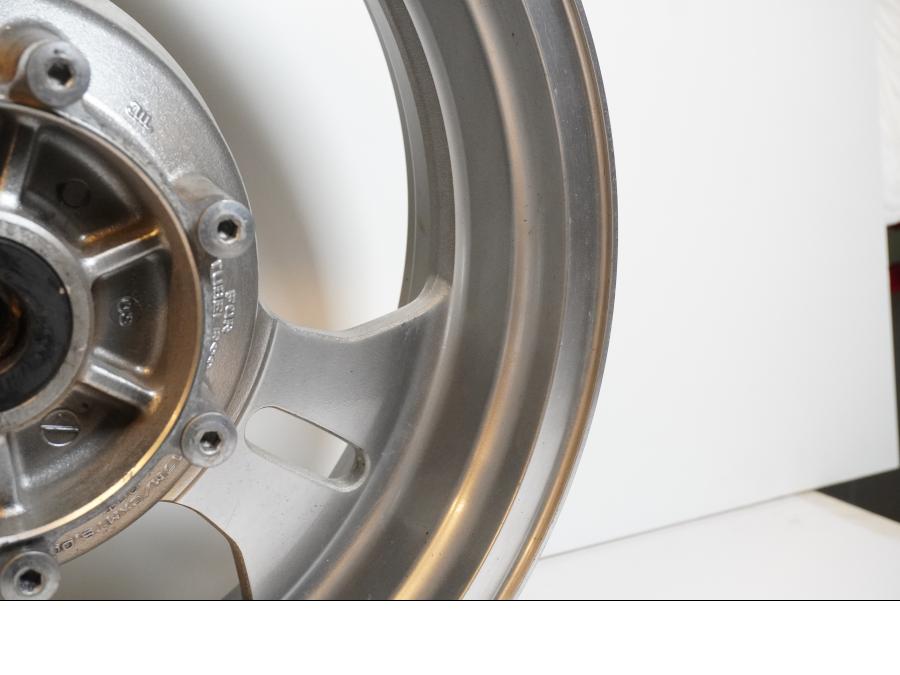 Vänster sida på Fälg från en Kawasaki VN 1600 Mean Streak -2004 motorcykel.