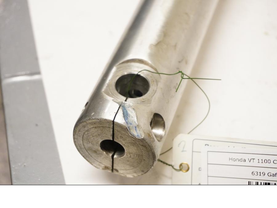 Vänster sida på Gaffelben från en Honda VT 1100 C -1999 motorcykel.