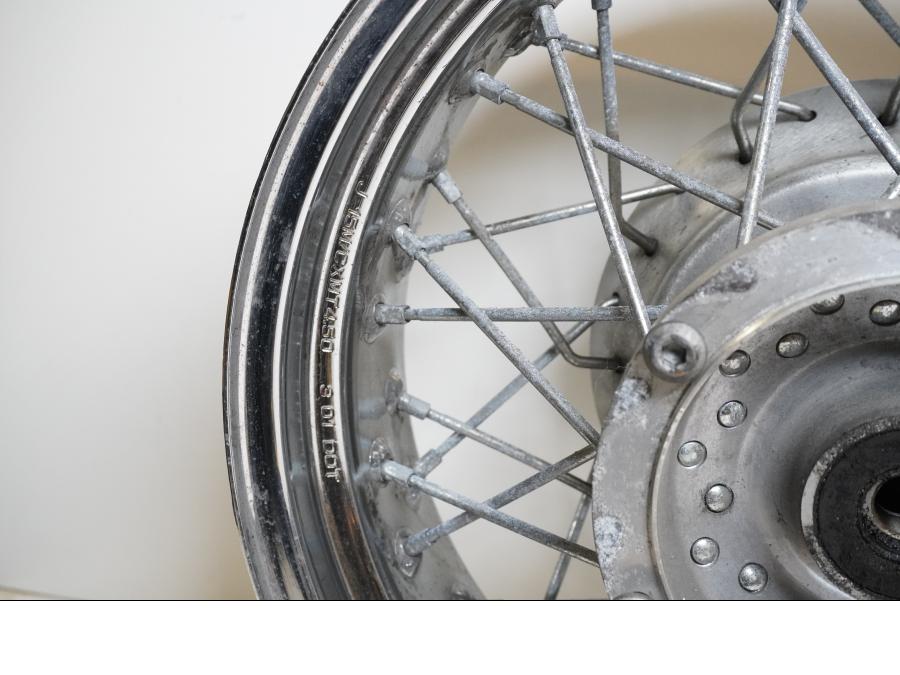 Snett nerifrån på Fälg från en Yamaha XVS 1100 -2001 motorcykel.