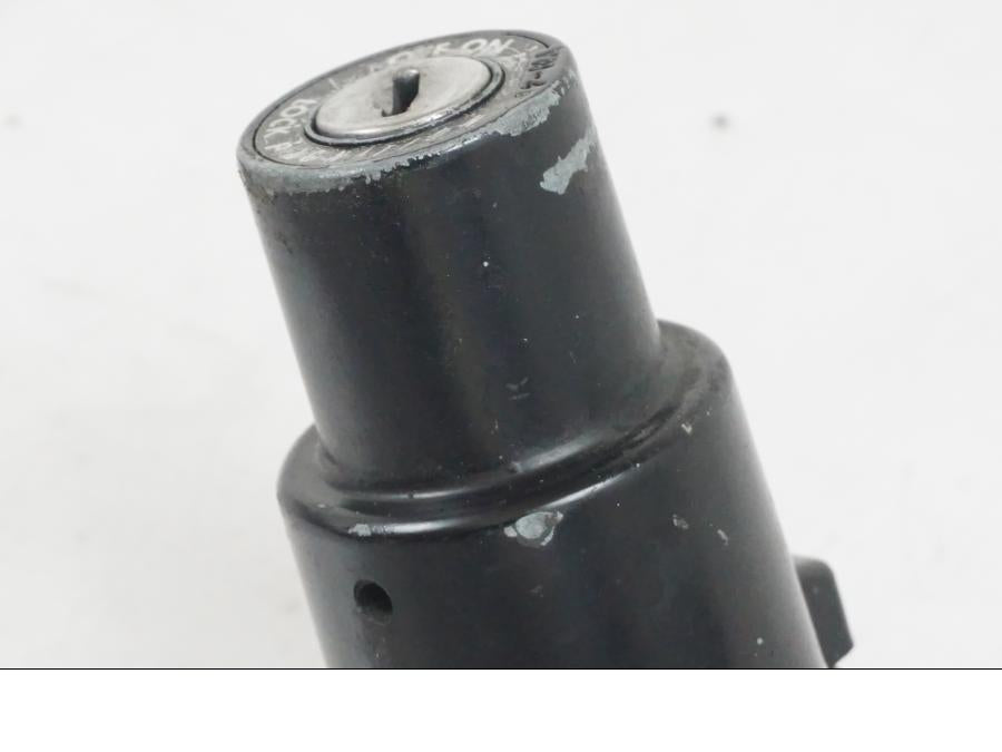 Extrabild2 på <p>Låssats från Yamaha FJ 1200 1986.</p>

<p>Tändningslås. Tanklock, 1st nyckel.</p>

<p>Repor och slitage av lack på tändningslåset samt att gummiskyddet för vajrarna har ett mindre hål se bilder.</p> motorcykel.