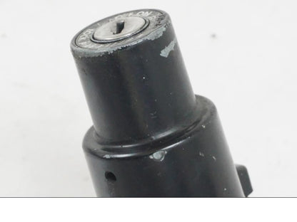 Extrabild2 på <p>Låssats från Yamaha FJ 1200 1986.</p>

<p>Tändningslås. Tanklock, 1st nyckel.</p>

<p>Repor och slitage av lack på tändningslåset samt att gummiskyddet för vajrarna har ett mindre hål se bilder.</p> motorcykel.