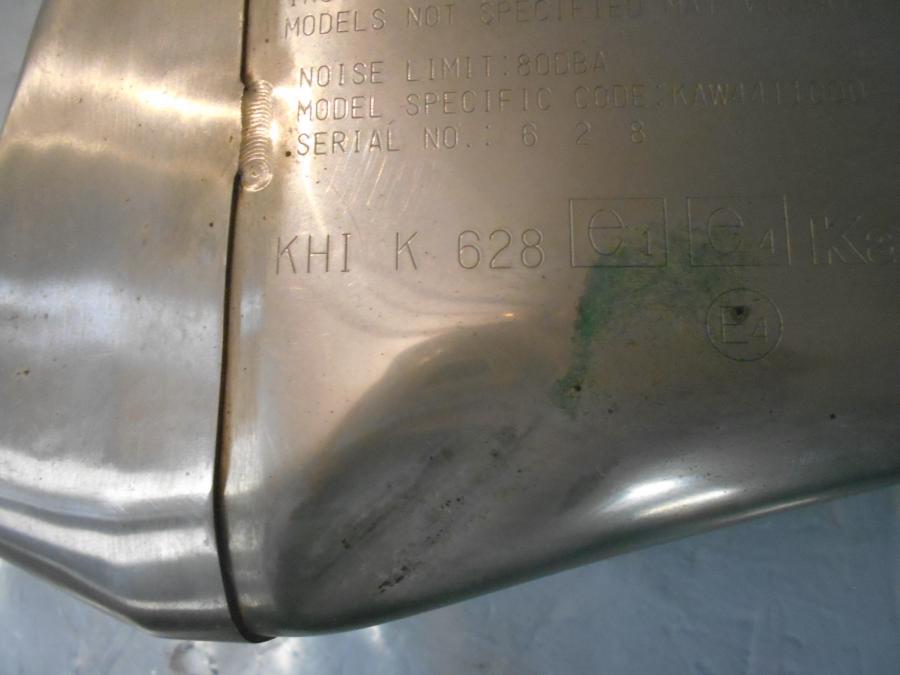 Snett nerifrån på Ljuddämpare från en Kawasaki Z 1000 -2014 motorcykel.