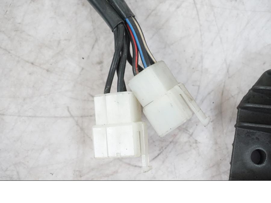 Höger sida på Likriktare från en Kawasaki ZX-6R -2006 motorcykel.