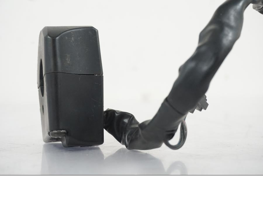 Snett nerifrån på Styrelreglage från en Suzuki SV 650 S -2005 motorcykel.