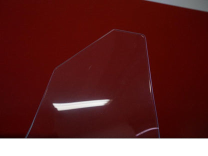 Snett nerifrån på Vindruta från en Yamaha MT-07 Tracer -2020 motorcykel.