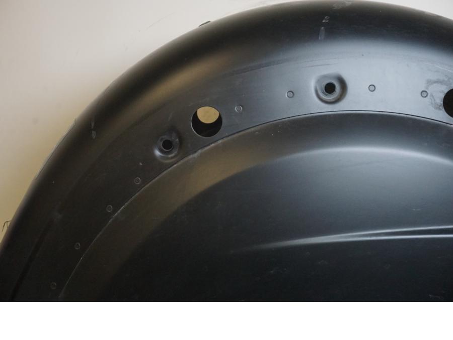 Vänster sida på Bakskärm från en Indian Chieftain Dark Horse -2019 motorcykel.