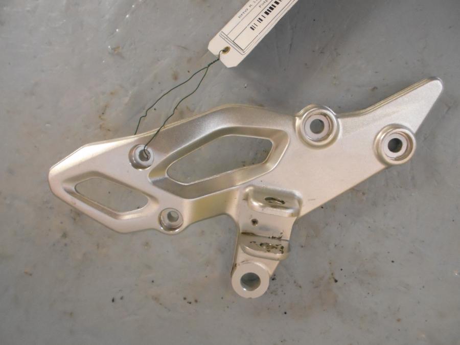 Framsidan på Fotpinnefäste från en BMW R 1200 RS -2016 motorcykel.