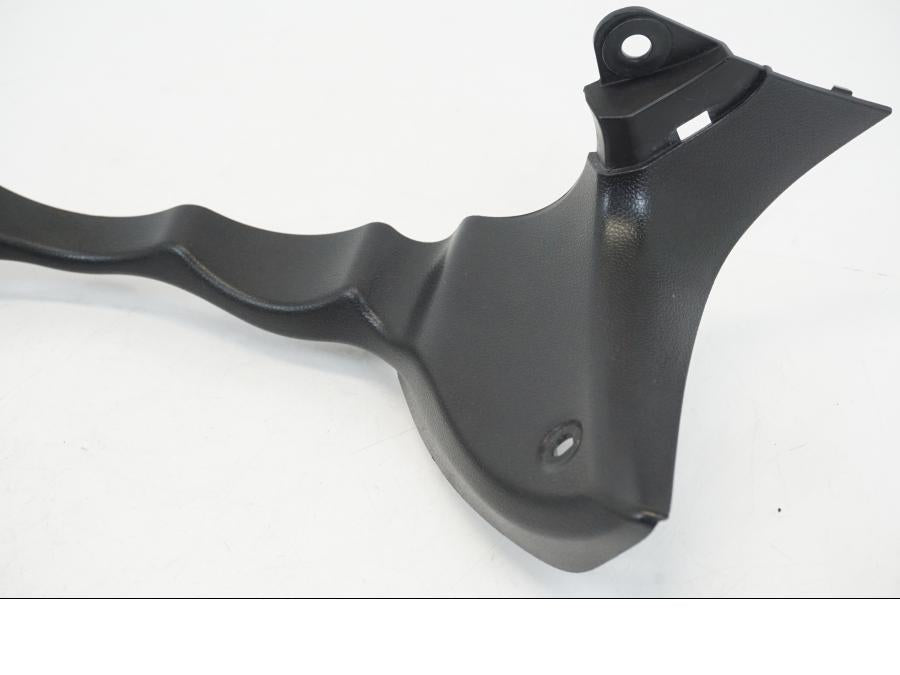 Snett nerifrån på Instrumentplast från en Suzuki GSX 1300 R -2017 motorcykel.