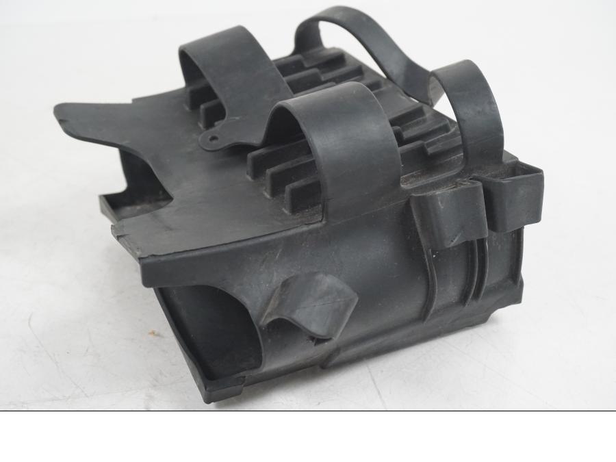 Snett uppifrån på Batterihållare från en Ducati Hyperstrada -2013 motorcykel.