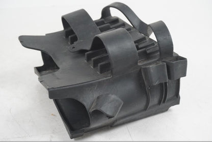 Snett uppifrån på Batterihållare från en Ducati Hyperstrada -2013 motorcykel.